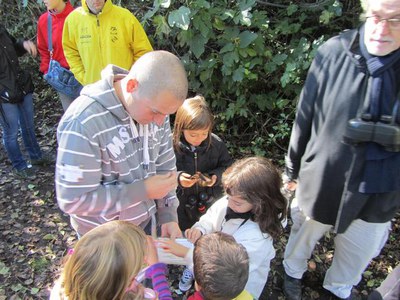 Foto 2. L’activitat “La tardor a la Mitjana” ha descobert els tresors del parc en aquesta època, com els bolets.