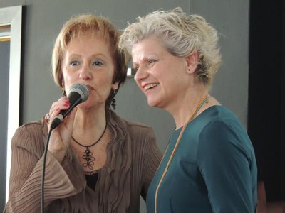 Foto 2. Dolors Arderiu, amb la presidenta de l'entitat veïnal, en l'acte de reconeixement a F.Molló.