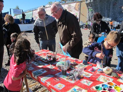 Foto 2. Barberà i Castillo, saludant els infants que participaven en les activitats de pintura.