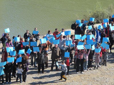Foto 3. Els assistents han aixecat les cartolines per fer un SOSegre.