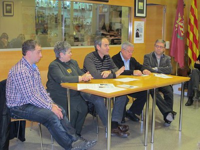 Foto 3. El tinent d'alcalde, amb els membres de la junta i els familiars del pintor Màrius Carretero.