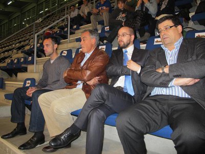 Foto 2. El regidor Txema Alonso, amb el president del club, Félix González, a la llotja del pavelló.