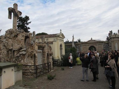 Foto 2. La visita ha permès descobrir l'art funerari.