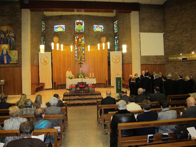 Foto 2. Abans de les castanyes i els panellets, el Centro Galego ha participat en la missa a la parròquia de Sant Jaume