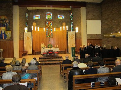 Foto 2. Abans de les castanyes i els panellets, el Centro Galego ha participat en la missa a la parròquia de Sant Jaume.