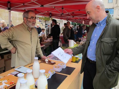 Foto 2. Les parades del mercat ofereixen productes de proximitat.