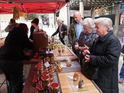 Foto 3. El mercat s'instal·la cada primer diumenge de mes a la plaça de Sant Joan.