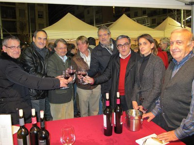 Foto 2. L'alcalde, acompanyat de diversos regidors de la Paeria, ha saludat els diferents cellers.