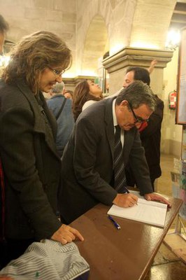 Foto 4. L'alcalde, amb la directora del Pràctiques I.