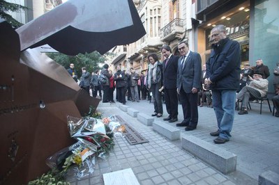 Foto 2. L'ofrena floral s'ha fet a l'escultura "Memòria, dignitat i vida".