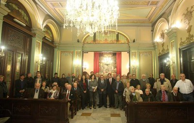 Foto 5. Tots els homenatjats, en l'acte que s'ha fet per commemorar el 75 aniversari dels bombardeigs.