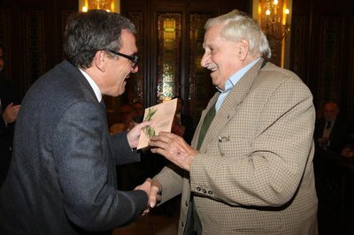 Foto 6. L'alcalde, lliurant el record a un dels exalumnes del Liceu Escolar.