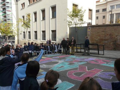 Amb l’objectiu de pacificar el trànsit del voltant del centre escolar i potenciar el transport públic i els desplaçaments a peu, s'ha prioritzat el c….