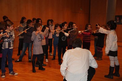 Foto 3. El professor ha convidat els joves alumnes a tenir una actitud més flexible a l’hora de tocar la flauta i fer música.