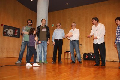 Foto 4. El regidor va participar en el lliurament de diplomes als alumnes del taller.