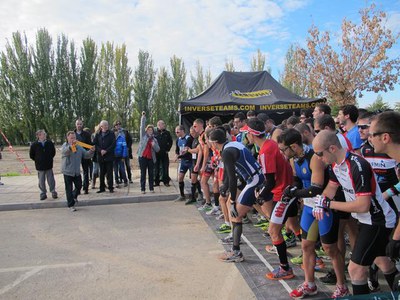 Foto 2. La tinenta d'alcalde ha donat el tret de sortida al duatló.