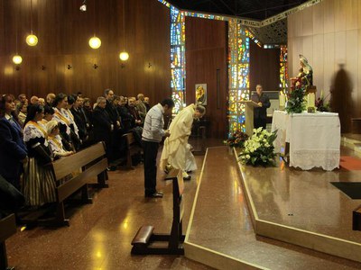 Foto 2. Les autoritats locals, amb les pubilles i els membres de l'AV Jaume I, a Sant Martí.