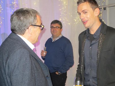 Foto 4. Ros parlant amb Jesús Alonso, artista lleidatà participant en el programa La Voz de Tele 5.