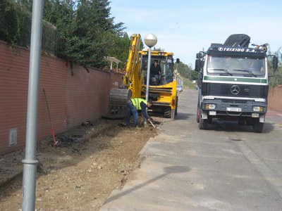 Actualment, s’estan demolint les dues voreres d’aglomerat asfàltic.