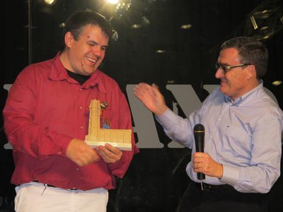 Foto 5. L'alcalde obsequiant el president de la colla amb un Marraco a la torre de la Seu Vella.