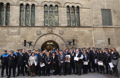 Foto 3. En acabar, s'ha fet una foto de família amb els guardonats.