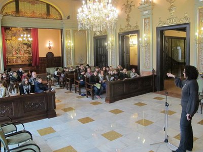 Foto 2. La regidora els ha donat la benvinguda i els ha explicat, entre altres, el retaule de la Verge dels Paers.