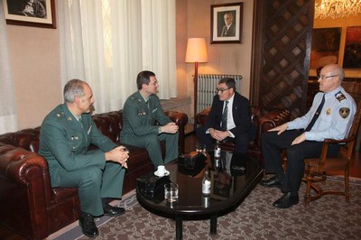 Foto 2. L'alcalde ha felicitat el coronel pel nou càrrec.