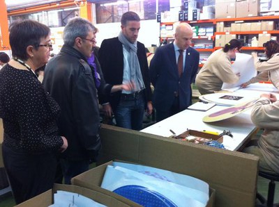 Foto 2. En la presentació s’ha mostrat com s’elaboren els motius nadalencs i el contingut social que hi ha darrere d’aquesta campanya de Nadal.