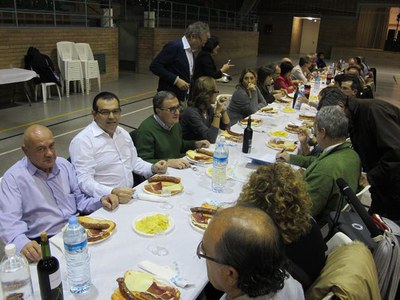 Foto 2. Unes 350 persones han assistit al sopar, al pavelló municipal del barri.