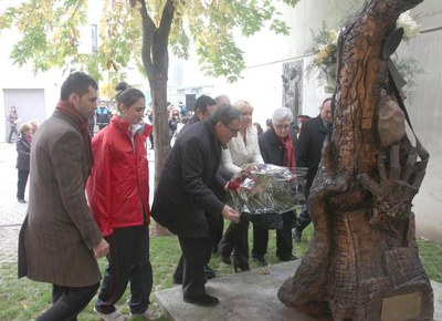 L'acte ha acabat amb una ofrena floral al monument Llàgrimes per tu..