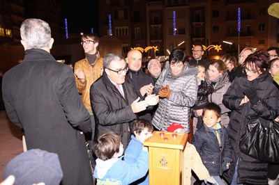 Foto 2. L'encesa de llums a la plaça Ricard Viñes.