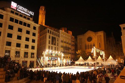 Foto 6. La novetat d’enguany és la instal·lació d’una pista de gel a la plaça Sant Joan.