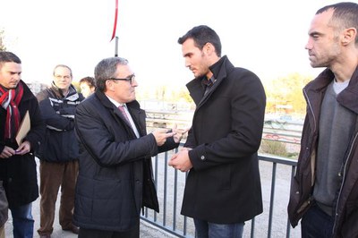 Foto 2. Ros amb el piragüista lleidatà Saul Craviotto, en la visita d'obres d'aquseta tarda.