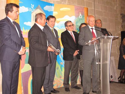 Foto 5. El Grup Salat-Fundació Parc Temàtic de l’Oli va rebre de mans de l'alcalde l'Accèssit Románico d’Or.