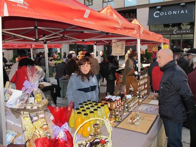 Foto 2. Les parades del mercat s'han distribuït diferent per la instal·lació de la pista de gel a la plaça.