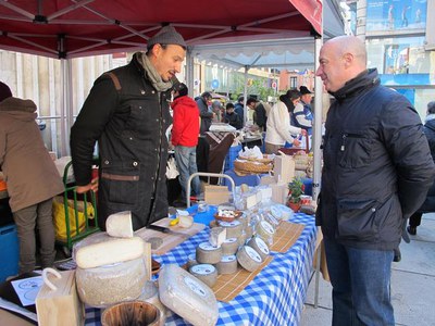 Foto 3. Aquest diumenge 28 parades s'han instal·lat al mercat.