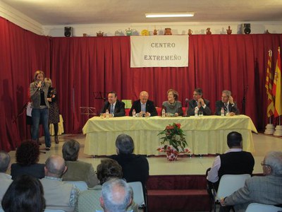 Foto 2. Mínguez ha dirigit unes paraules als assistents, com també ho han fet les autoritats que han presidit la taula.