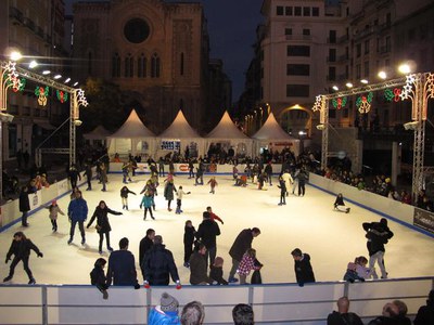 Foto 2. Més de 600 patinadors gaudeixen de la nova pista, que pretén ser un revulsiu de cara a la campanya nadalenca del comerç lleidatà.