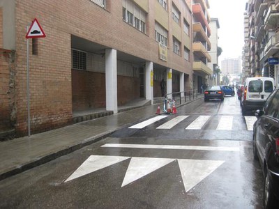 Foto 2. S'han fet diverses acutacions en el marc del projecte Entorns Escolars Segurs, com la construcció de toperes al pas de vianants que hi ha al ….