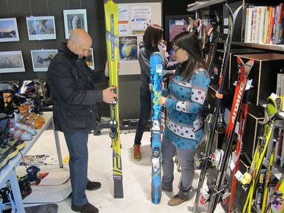 Foto 2. El Mercat ofereix uns 180 productes per practicar esports d'hivern.