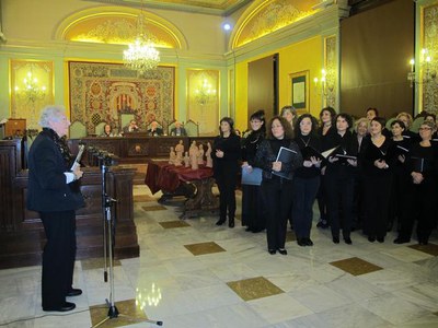 Foto 3. Fabregat, llegint la Nadala, abans que l'interpretés l'Orfeó Lleidatà.