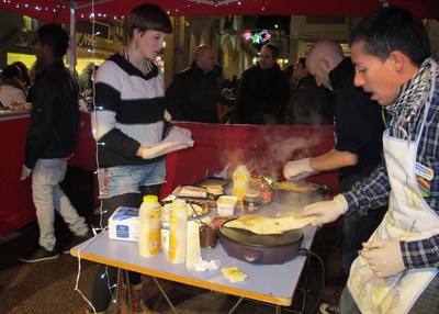 Foto 2. Els joves van fer creps i van vendre butlletes per participar en un sorteig.