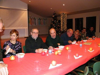 Foto 2. Rafael Peris, amb el president de l'AV, Paco Castillo, i de la Fundació, Jacinto Pèrnia, al sopar solidari.