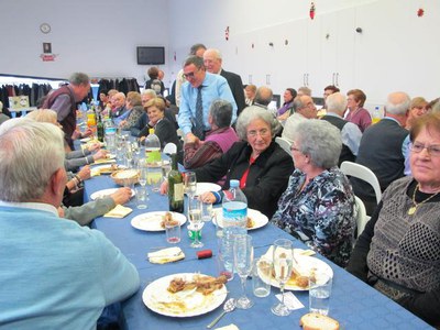 Uns 140 persones han assistit al tradicional dinar de germanor de Nadal.