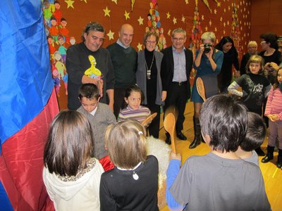 Foto 2. Peris, Gómez i Arderiu, al caga tió que s'ha fet al centre cívic de Balàfia.