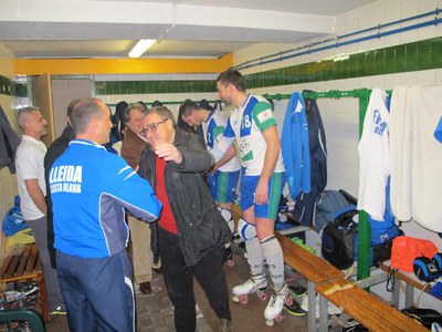 Foto 2. L'alcalde ha felicitat l'equip per la victòria i ha desitjat unes bones festes a tots.