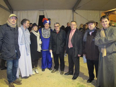 Foto 5. L'alcalde i els regidors, amb els organitzadors del pessebre.
