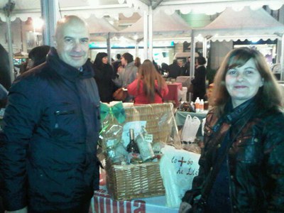 Foto 1. Peris, amb una de les guanyadores de la cistella.