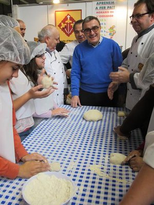 Foto 2. Ros ha visitat les diferents activitats, com el taller d’elaboració de pa del Gremi de Forners de Lleida, en col·laboració amb l’Escola d’Hot….
