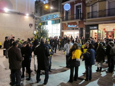 Un aspecte de la concentració, a la plaça de la Paeria..